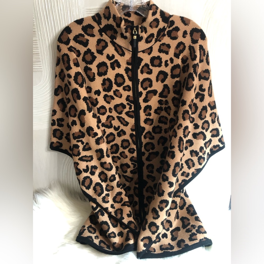 Tahari Leopard Cape. New without Tags